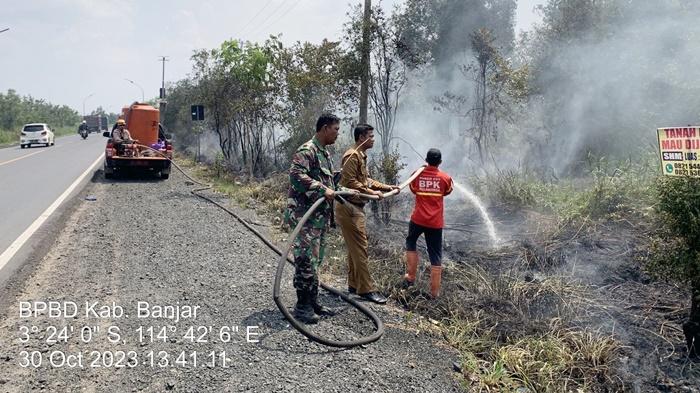 karhutla-di-dekat-RSJ-Sambang-Lihum-Kabupaten-Banjar-kalsel-Senin-30102023.jpg