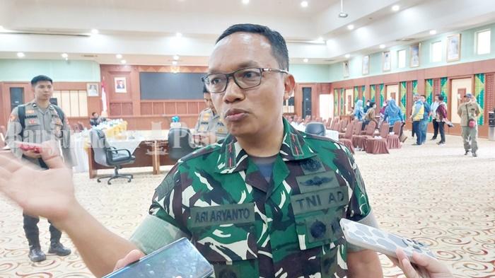 karhutla-kalsel-Komandan-Korem-101Antasari-Brigadir-Jenderal-TNI-Ari-Aryanto-Senin-02102023.jpg