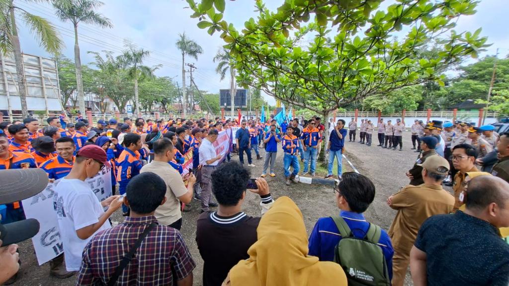 Gaji Tidak Dibayar 3 Bulan, Karyawan BPP Site Tanjung Gelar Aksi Damai di Kantor  DPRD Tabalong