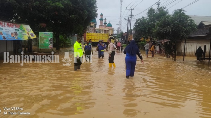 kasat-sabhara-polres-banjarbaru-iptu-suko-kapolsek-banjarbaru-timur-iptu-khamdari-banjir-cempaka.jpg