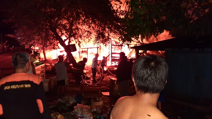 Kebakaran Empat Rumah di Wilayah Kecamatan Sungaidurian Kotabaru, BPBD dan Damkar Salurkan Bantuan