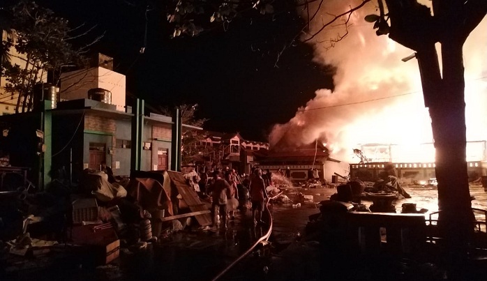 kebakaran-melanda-pasar-pendopodi-jalan-panglima-batur_20180726_004330.jpg
