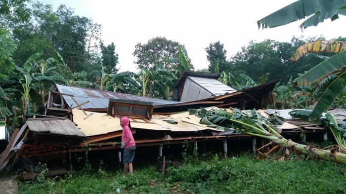 kecamatan-halong-kabupaten-balangan-diterpa-angin-puting-beliung.jpg