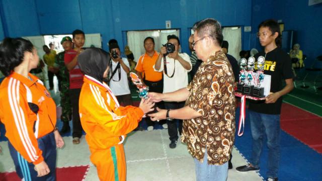 kejuaraan-karate-senior-seri-iii-junior-balangan_20150405_185043.jpg