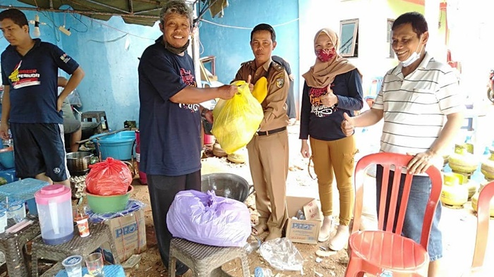kempalan-keluarga-jogja-kalsel-serahkan-bantuan-di-dapur-umum-yang-melayani-para-korban-banjir.jpg