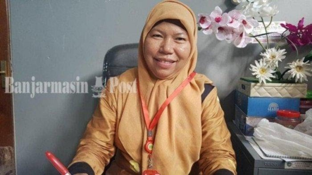 kepala-dinas-ketenagakerjaan-kabupaten-tapin-hj-fauziah11222.jpg