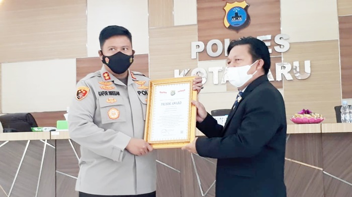 kepala-polres-kotabaru-menerima-penghargaan-senin-29112021.jpg