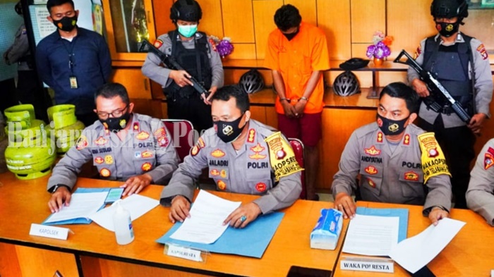 kepala-polresta-palangkaraya-kombes-dwi-tunggal-jaladri-di-polsek-pahandut-kalteng-selasa-29122020.jpg