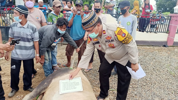 kepala-polsek-martapura-barat-iptu-m-alhamidie-membaca-niat-kurban-rabu-21072021.jpg