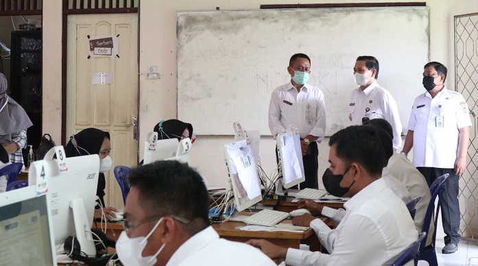 kepala-smkn-1-batumandi-kasianto-bersama-wakil-bupati-balangan-supiani.jpg