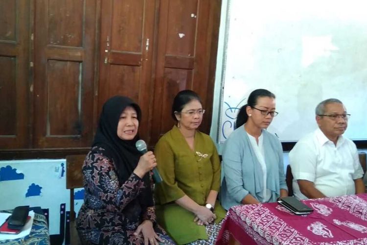 kepala-smp-negeri-1-turi-sleman-tutik-nurdiyana-memengang-mik-saat-memberikan-keterangan.jpg