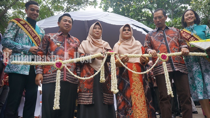 ketua-dekranasda-kota-banjarmasin-hj-siti-wasilah-pembukaan-expo-bsf-2019-rabu-632019.jpg