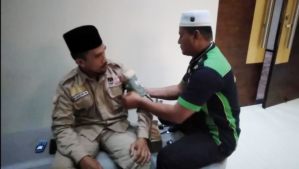 ketua-kpu-banjar-muhaimin-diperiksa-kondisi-kesehatannya-oleh-tim.jpg