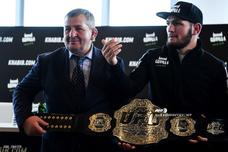 khabib-nurmagomedov-bersama-sang-ayah-dalam-jumpa-pers-di-moskwa-28-november-2018.jpg