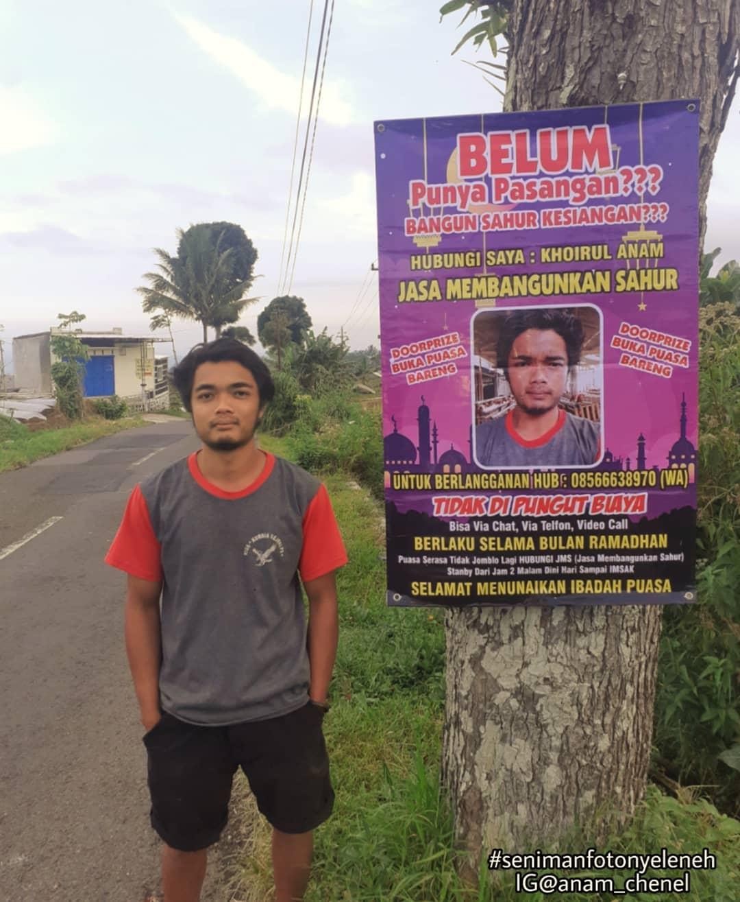 khoirul-anam-atau-akrab-disapa-anam-di-samping-poster-promosi-jasa-membangunkan-sahur.jpg