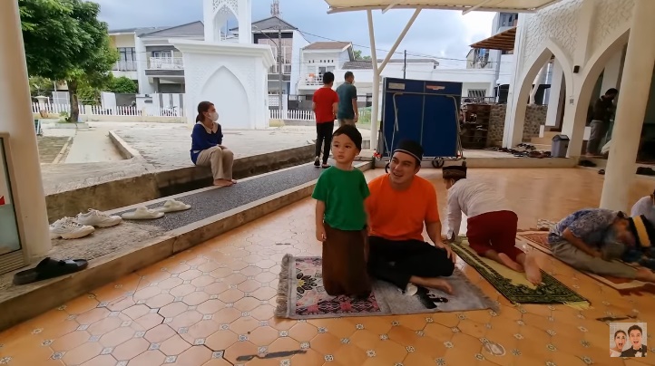 kiano-tiger-wong-saat-ikut-salat-jumat.jpg
