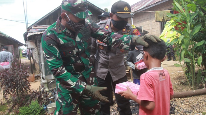 Dandim dan Jajaran Polres Banjarbaru Turun ke Pumpung, Bagikan Nasi Kotak
