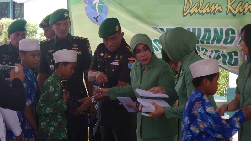 Wow! Komandan Korem Ini Bagi-bagi Uang untuk Ratusan Anak