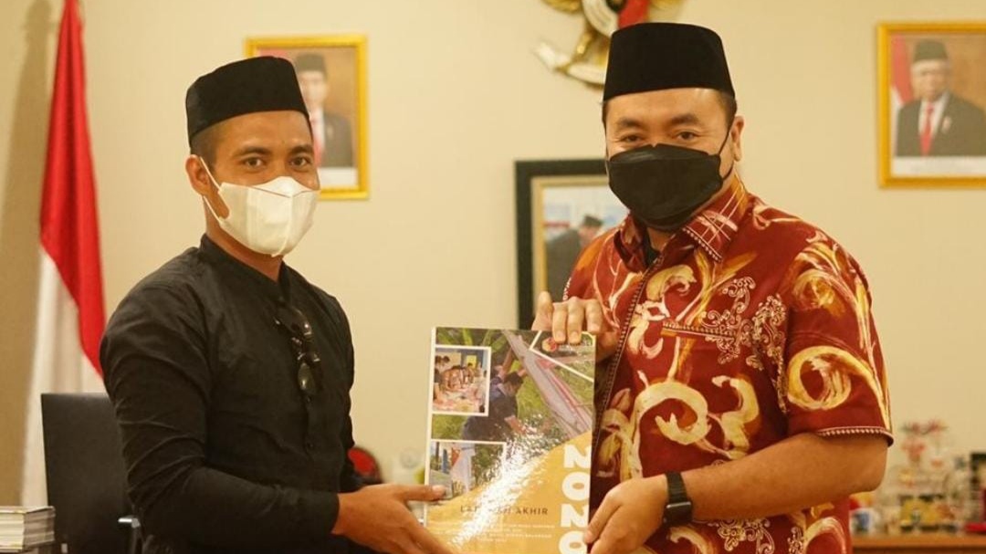 komisioner-bawaslu-balangan-mizwar-ilhamy-menyerahkan-berkas-laporan.jpg