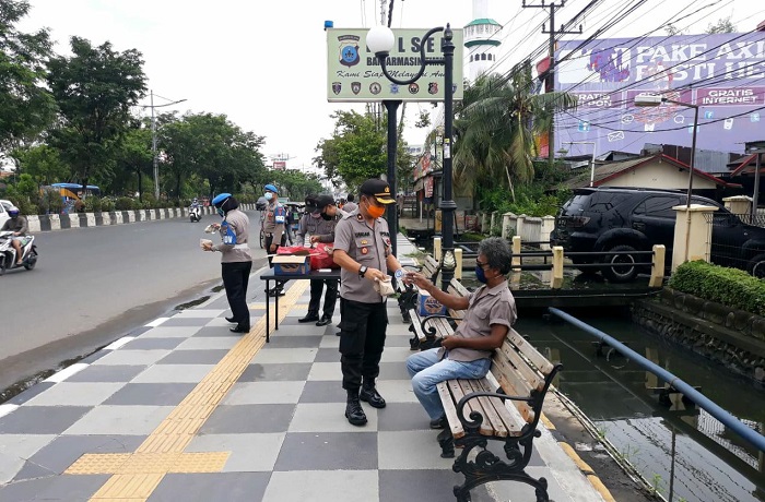 Petugas Polsekta Banjarmasin Timur Adang Warga, Ternyata Bagikan Nasi Gratis