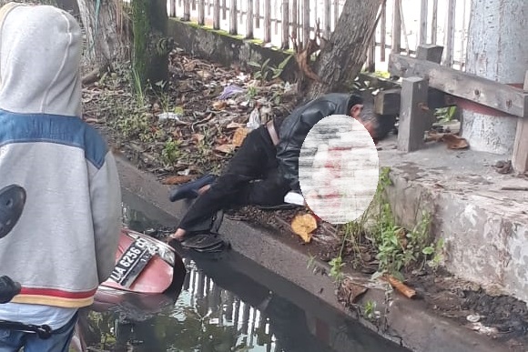 Pengendara Ini Alami Luka Parah di Kepala, Sementaar Motornya Ditemukan Dalam Got