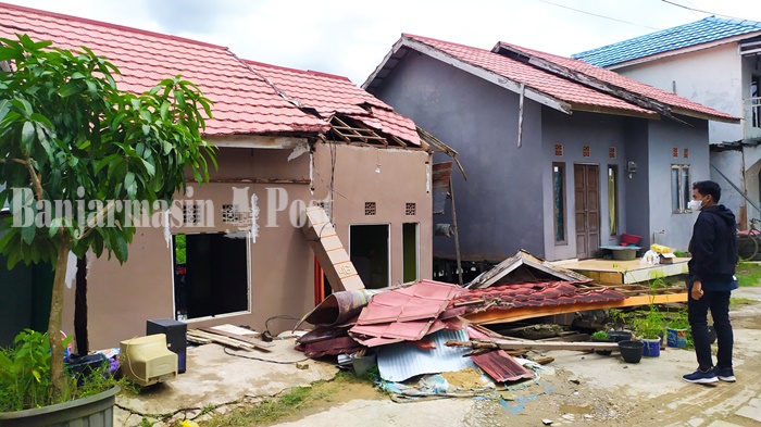 Rumah Ambles di Manarap Kabupaten Banjar, Penghuni Kaget Bangun Tidur Tembok Belakang Runtuh