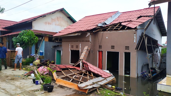 kondisi-rumah-ambruk-di-kompleks-bumi-wahyu-utama.jpg