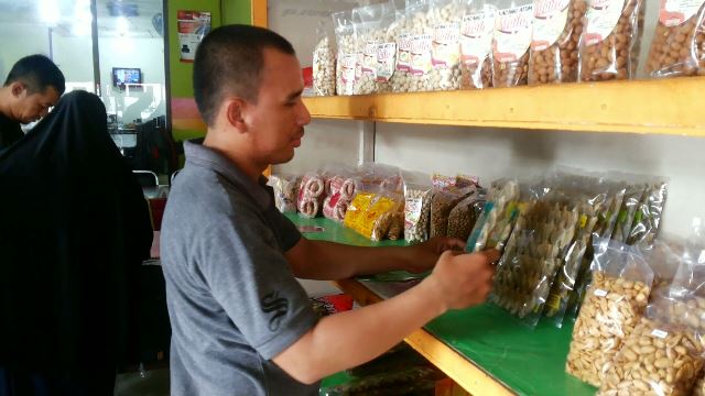 konsumen-sedang-membeli-iwak-sapat-karing_20150824_193301.jpg