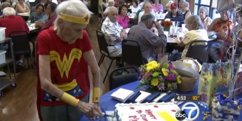 Meski Usianya Sudah 103 Tahun, Nenek Ini Tetap Jadi Relawan