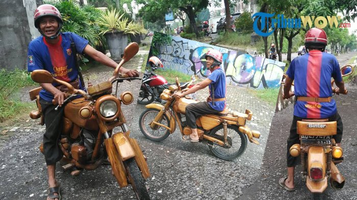kuda-kayu-kreasi-surono-sulistyo-asal-solo-yang-bikin-pengendara-jalan-terpesona_20170529_134228.jpg