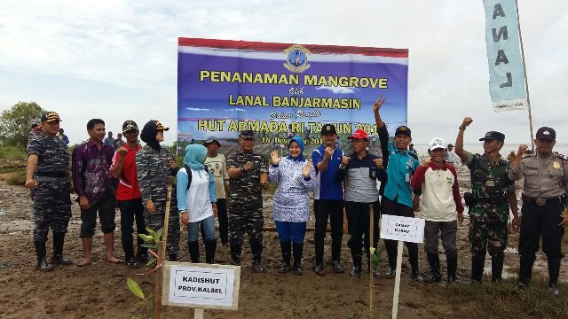 Lanal Banjarmasin Tanam Mangrove Bersama Masyarakat Desa Sungai Bakau Tanahlaut