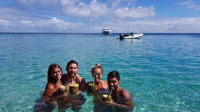 lionel-messi-dan-luis-suarez-bersama-istri-menikmati-pantai_20180505_234932.jpg