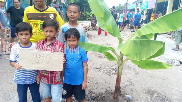 lokasi-jalan-manjuhan-yang-rusak-dan-ditanami-warga-puluhan-batang-pisang.jpg