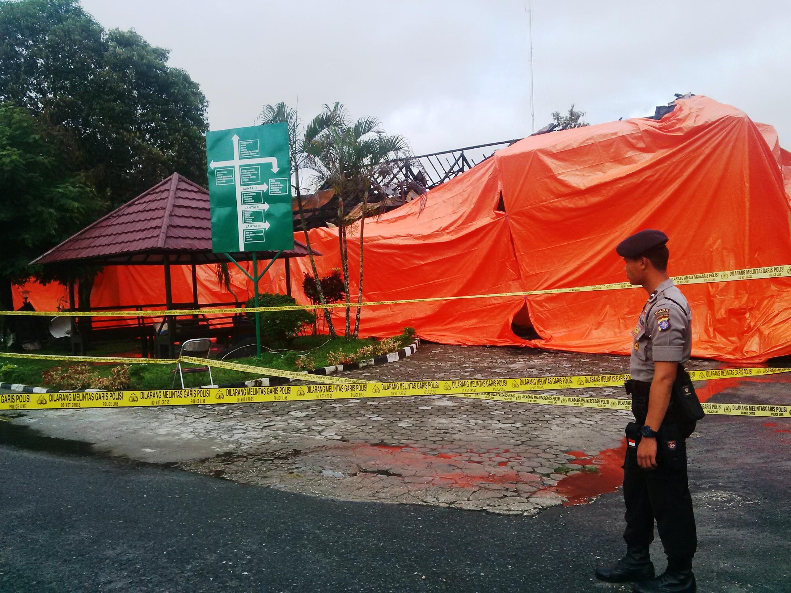 Lokasi Kebakaran Ditutupi Terpal