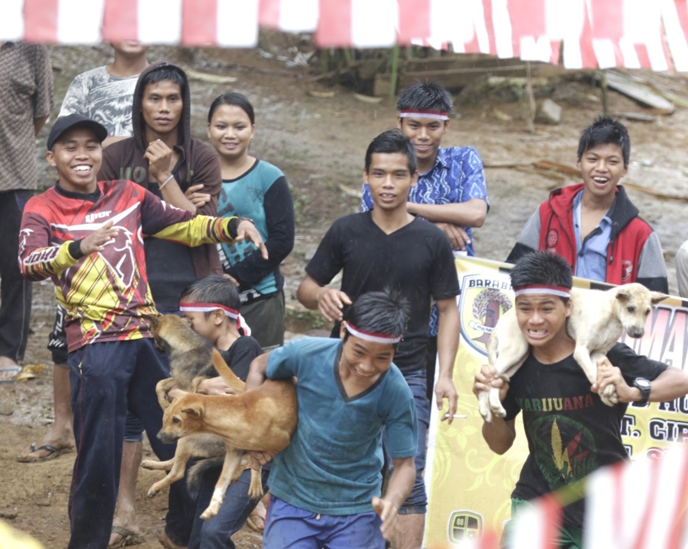 lomba-menggendong-anjing_20170817_190235.jpg