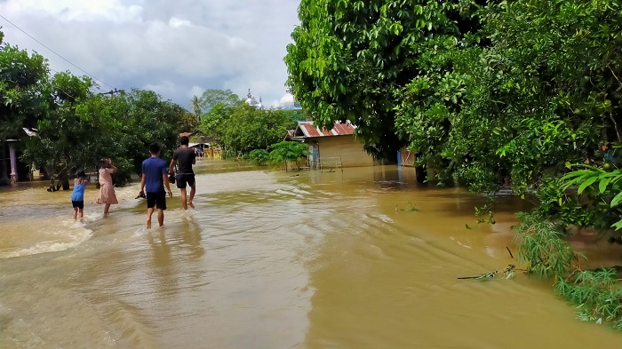 luapan-air-menggenangi-jalan-di-desa-juai.jpg