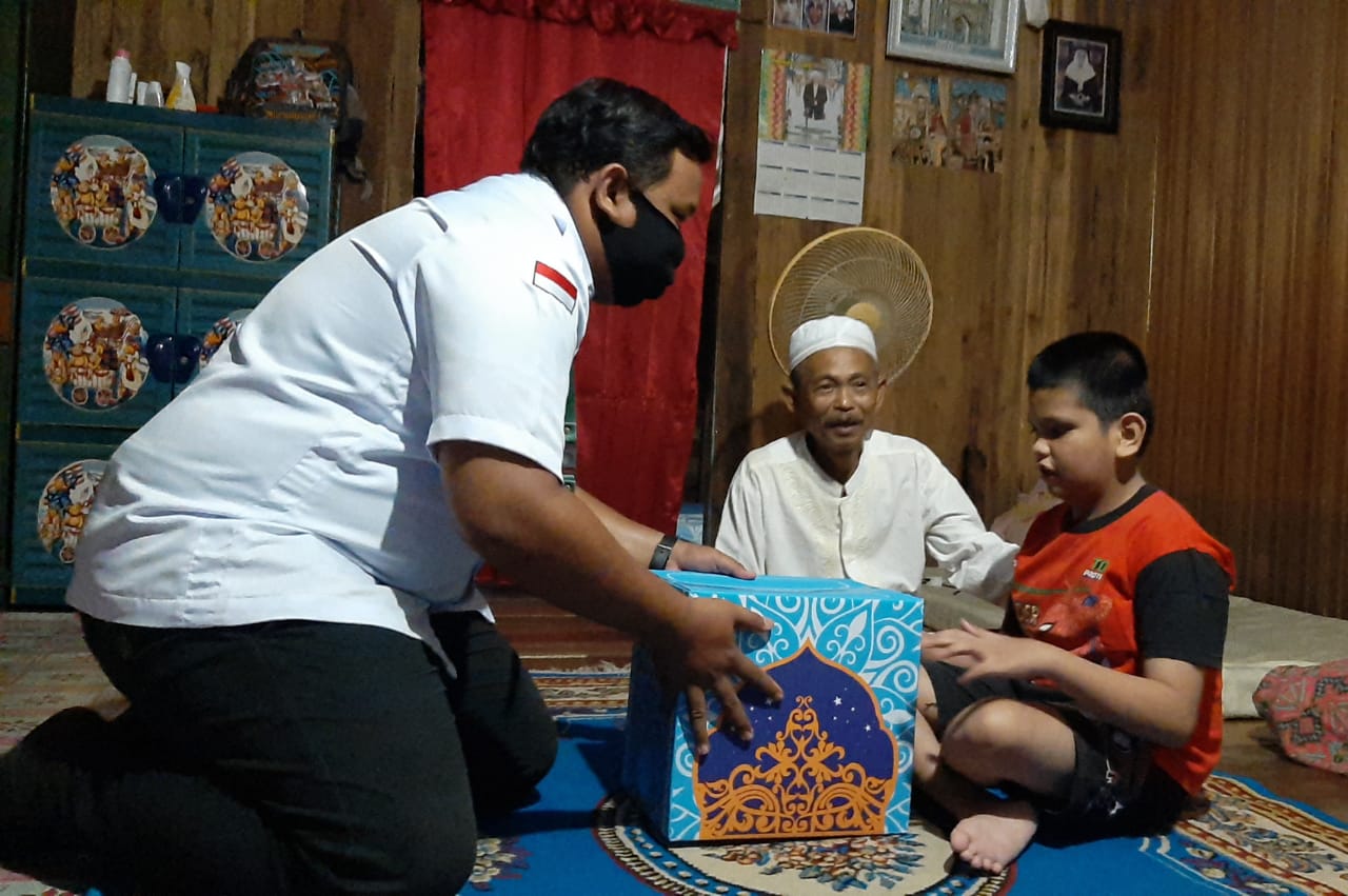 lukman-hakim-dari-tim-lab-kalsel-serahkan-bantuan.jpg