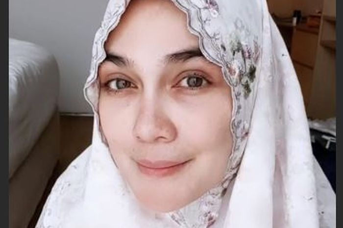 luna-maya-memilih-untuk-beribadah-umrah.jpg