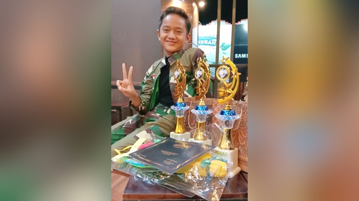 m-ahyatul-fajri-dan-piala-yang-berhasil-diraihnya-dari-lomba-fashio-14112021.jpg