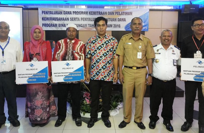 m-pt-pelindo-iii-banjarmasin-fariz-harioso-tengah-bersama-kursani-bersama-mitra-binaan_20161220_181527.jpg