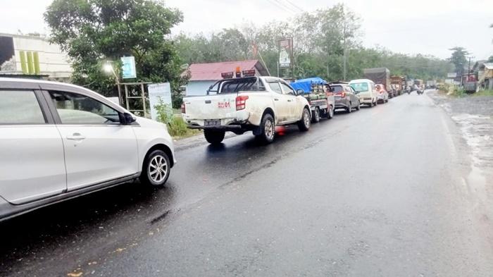macet-karena-banjir-di-Angsana-Kabupaten-Tanah-Bumbu-Tanbu-kalsel-Rabu-27072022.jpg