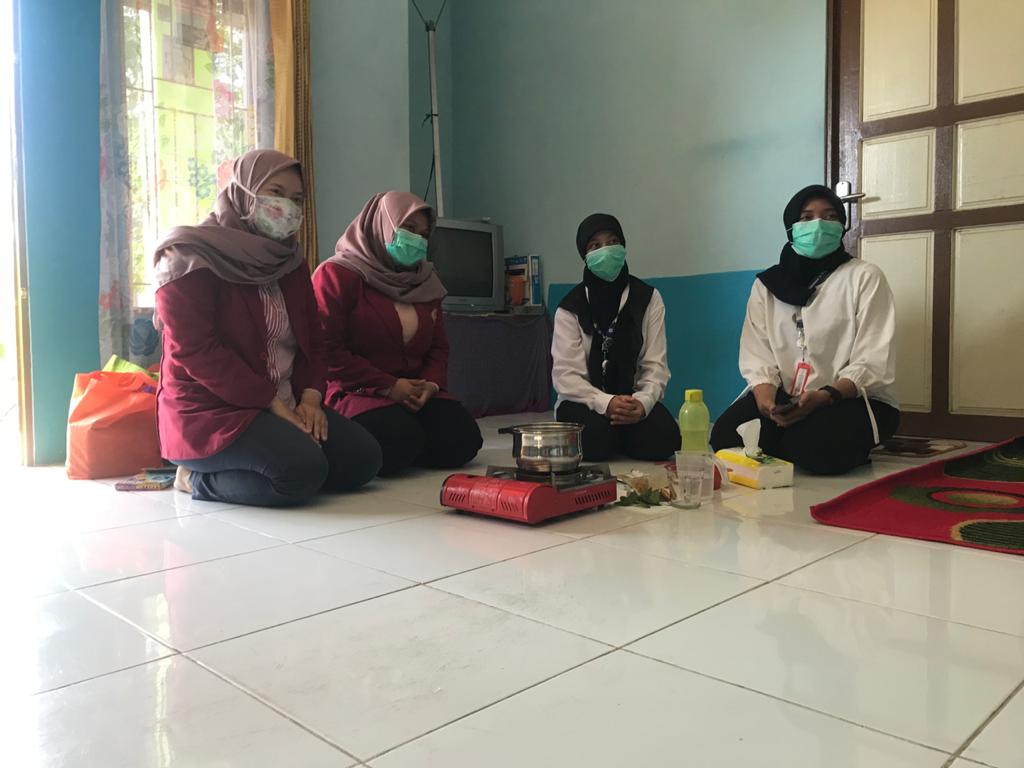 Mahasiswa UMM Ajarkan Warga Banua Anyar Banjarmasin Membuat Jamu Sehat Penguat Imun