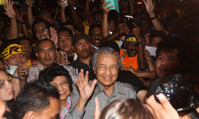 mahathir-mohamad-dan-istrinya_20150829_223218.jpg