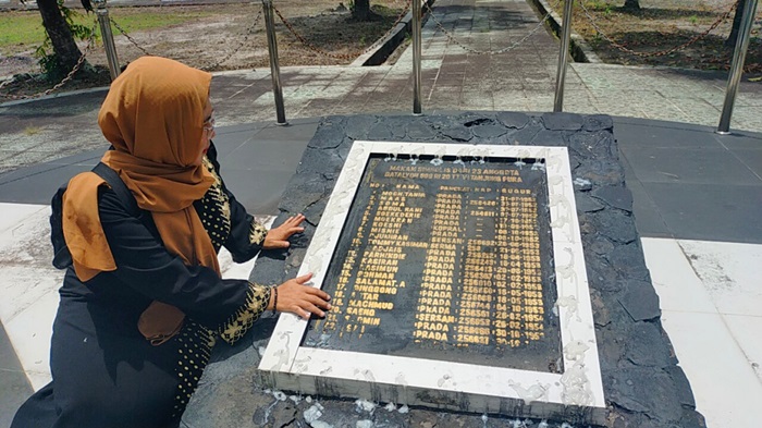 makam-simbolis-23-anggota-batalyon-609-ri-20-tt-vi-tanjung-pura.jpg
