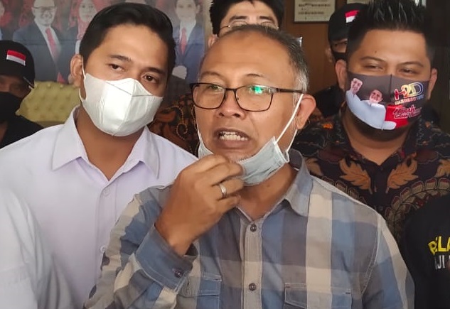 mantan-wakil-ketua-kpk-bambang-widjojanto-tengah.jpg