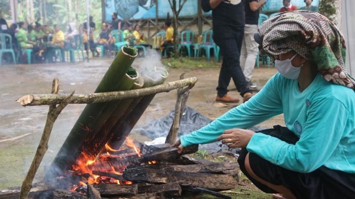 masak-nasi-humbal-di-Festival-Loksado-Kabupaten-Hulu-Sungai-Selatan-HSS-kalsel-26062022.jpg