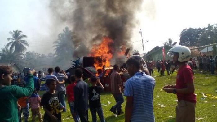 Kesal Artis Idola tak Kunjung Tampil, Massa Bakar Panggung Konser