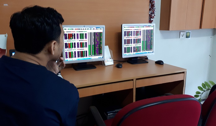 memantau-pergerakan-harga-saham-lewat-layar-komputer_20180307_191609.jpg