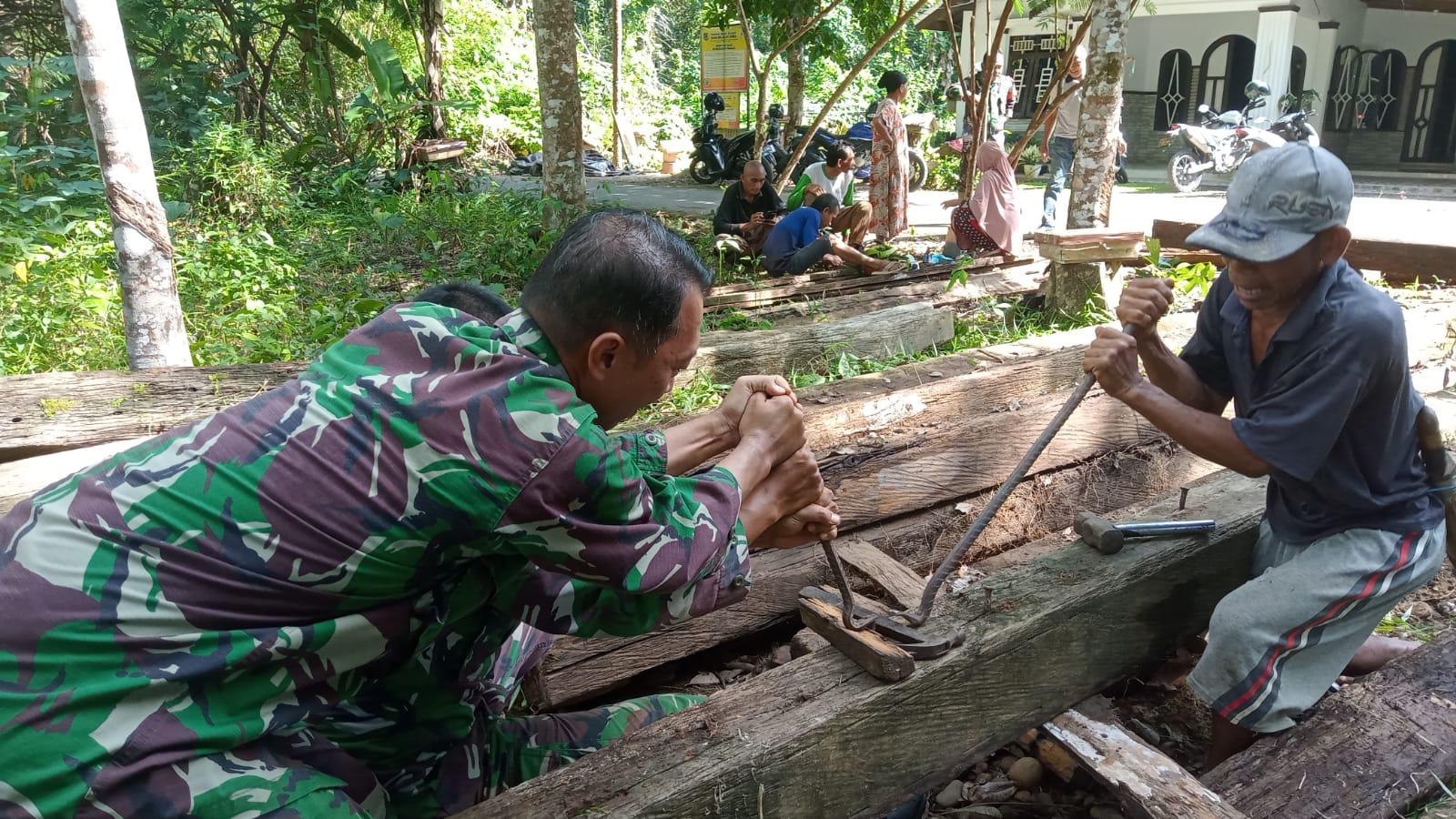 Semangati Petani, Babinsa Koramil Padang Batung HSS Bantu Bikin Jembatan Kayu Akses Menuju Sawah