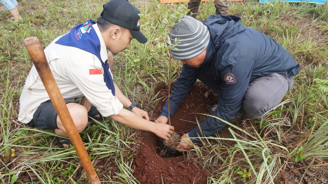 Rayakan HUT, Anggota Mapala Fisioneer ULM Tanam Bibit